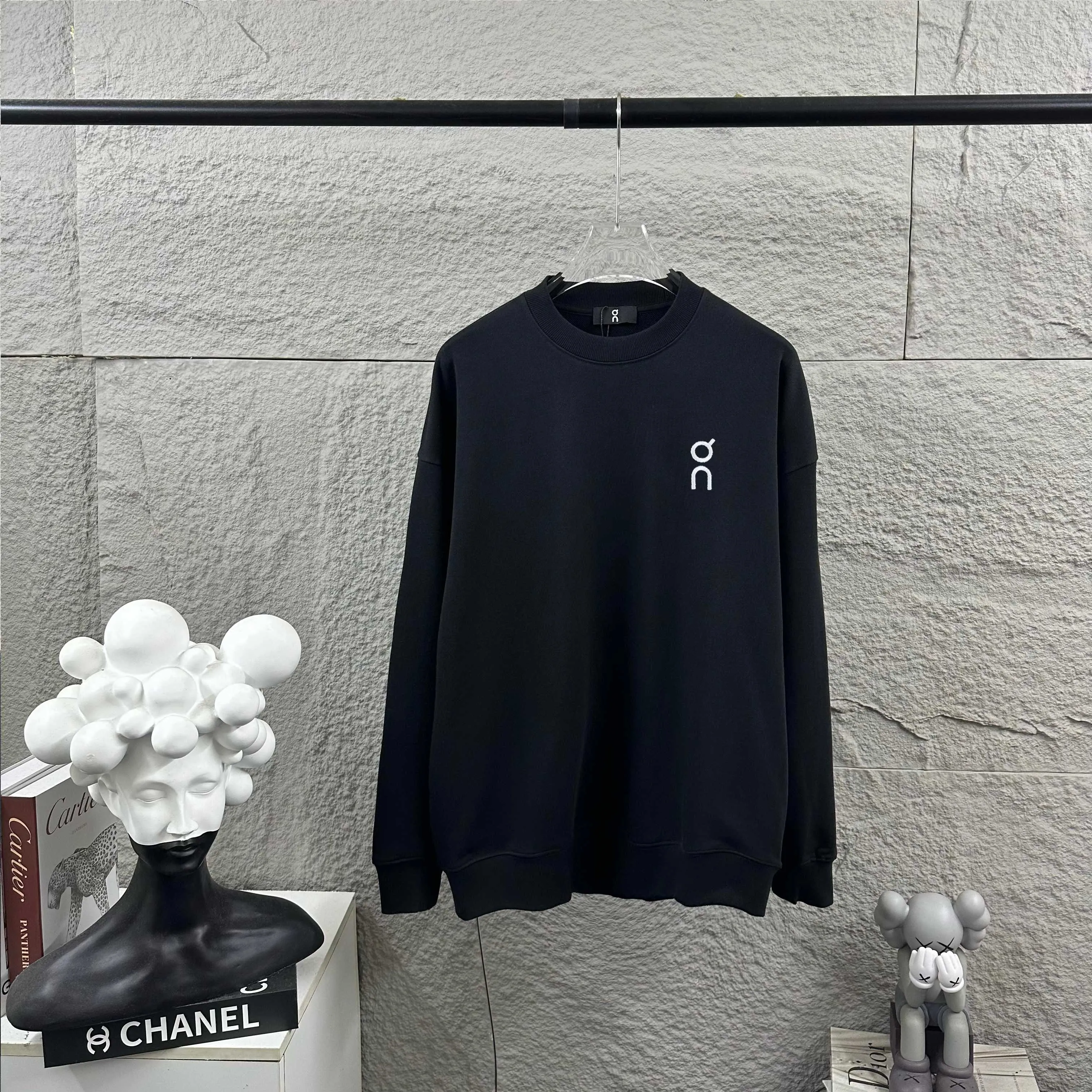 On*running* Early Autumn and Winter New Arrival Classic letter totem embroidery + heat transfer process Customized terry fabric Long-sleeved round neck sweatshirt Men and women Same Style Color: Black White Size: S (90-130 pounds) M (120-150 pounds) L (140-165 pounds) XL (160-180 pounds) XXL (180 pounds)